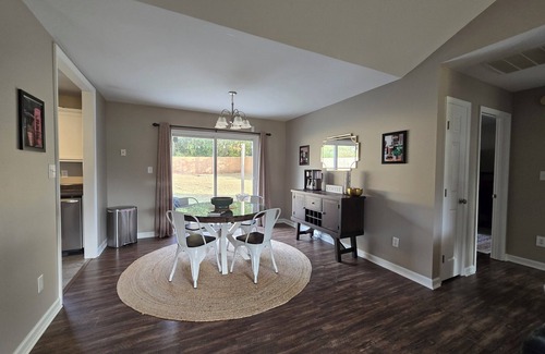 Madison House | Newly renovated with coffee bar, bonus room, fire pit and fully stocked kitchen