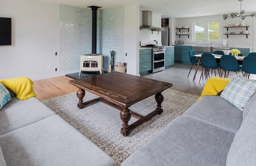 Ancram House | Newly Renovated "Yellow Door Ranch" on 7 acres sleeps 10