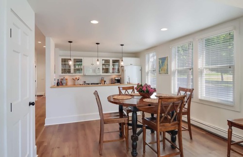 Suttons Bay House | *newly updated 2022* Heart of Leelanau Wine Country* BLOCK a from the BEACH!