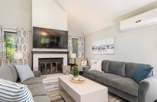 South Lima House | Newly updated cottage 🏡100 steps away from lake & dock access!! ☀️⛵️