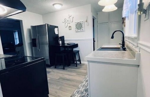 Scheller House | Newly updated country home boasts comfort & relaxation, near DuQuoin Fairgrounds