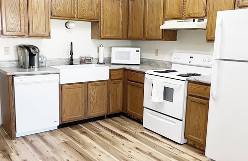 Medicine Lodge House | *NEWLY UPDATED* Elm Creek Homes- 2 bedroom sleeps 5