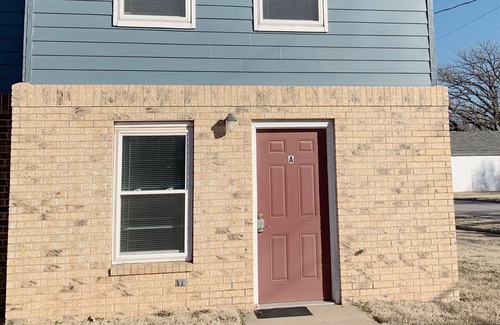 Medicine Lodge House | *NEWLY UPDATED* Elm Creek Homes- 2 bedroom sleeps 5