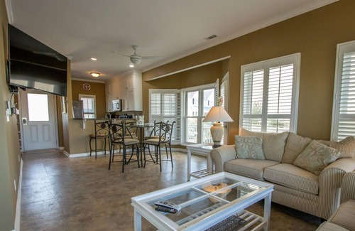 Saint Helena Island House | Newly Updated Family Home w/ Golf Course Views - Steps from Pool, Beach, & Golf