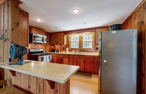 Mashpee Cottage | Newly updated lakefront cottage with screened porch, large yard & kayaks