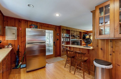 Mashpee Cottage | Newly updated lakefront cottage with screened porch, large yard & kayaks