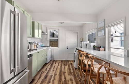 West Newport Cottage | Newly Updated! - Oceanview Sea Gem Cottage- Bikes/Boards,10 sec walk to beach