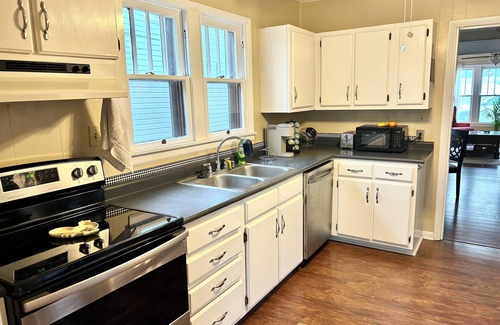 Jonesboro House | NEWLY Updated~Quiet,3-BR,2-BA Home~Jonesboro. Dog friendly. 1 mile from downtown