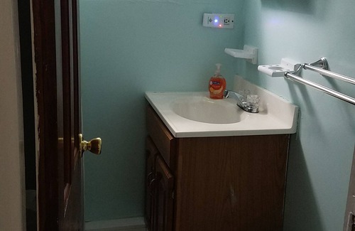Geneva-on-the-Lake Cottage | Newly updated quiet cozy cottage off the Strip, pet friendly