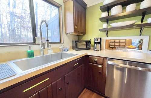 The Woods House | Newly-Updated + Retro-Style Cabin + For People w/Dogs + Fireplace + Woods + Cool