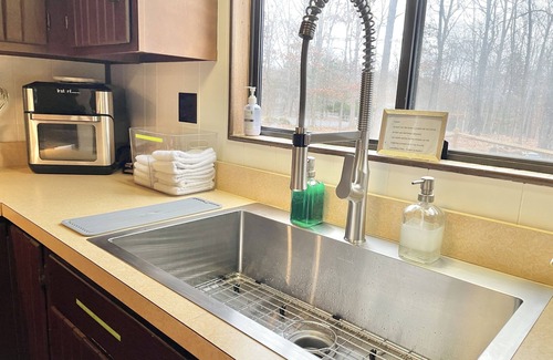 The Woods House | Newly-Updated + Retro-Style Cabin + For People w/Dogs + Fireplace + Woods + Cool