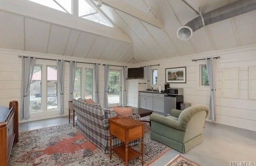 Cashiers Apartment | Newly Updated Studio Suite in Downtown Cashiers, NC