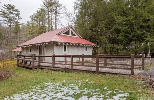 Cashiers Apartment | Newly Updated Studio Suite in Downtown Cashiers, NC