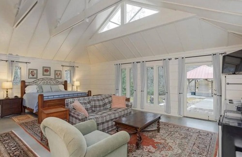 Cashiers Apartment | Newly Updated Studio Suite in Downtown Cashiers, NC