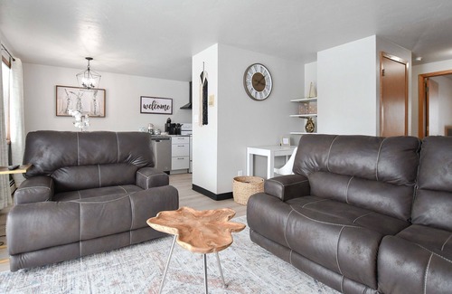 Bellevue Apartment | Newly Updated Two-bed Upper Suite in Green Bay
