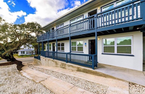 Smith's Memento Apartment | Newly Updated Walk to Beach & Ocean Center