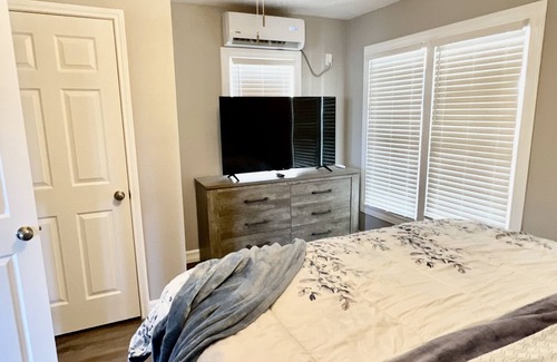 Harlandale House | Newly Upgraded, Cozy home 7 minutes from Downtown