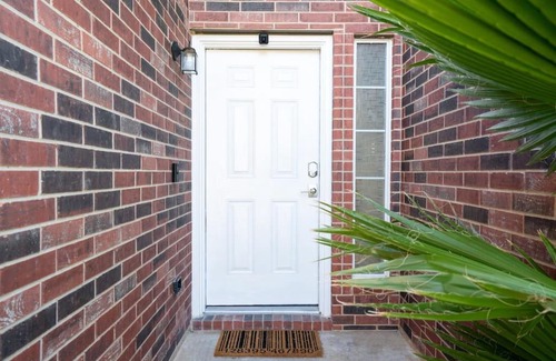 Barker House | Newly Upgraded w a quiet neighborhood
