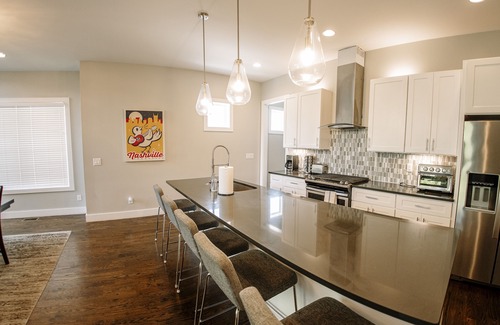 Berry Hill House | ✅NewMatresses ✅PetFriendly ✅Washer/Dryer ✅FastWiFi ✅BigKitchen