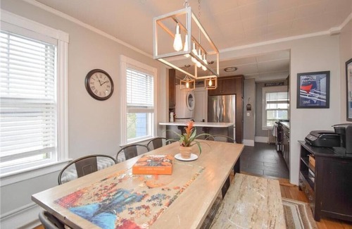 Fifth Ward Apartment | Newport 4 Bedroom Summer Escape