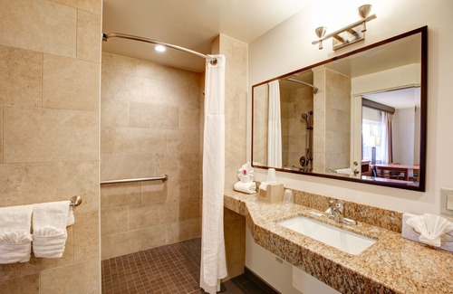Newport Shores Hotel | Newport Channel Inn - Near Huntington State Beach