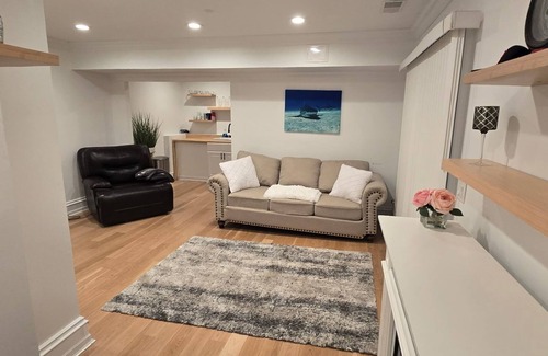 Bellevue Avenue Historic District Apartment | Newport Nest 1-bedroom apartment with AC, WiFi in charming Newport