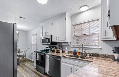 North Newport News House | Newport News Williamsburg Home Deck & Fireplace!
