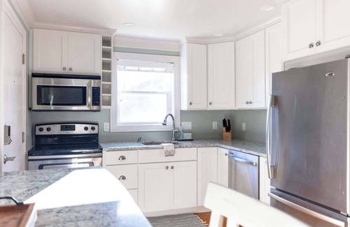 Fifth Ward Apartment | Newport's fav Neighborhood 3bed