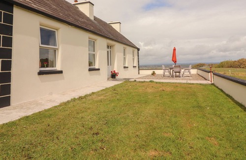 Banna House | NEWTOWN EAST, family friendly, with open fire in Kilkee, County Clare