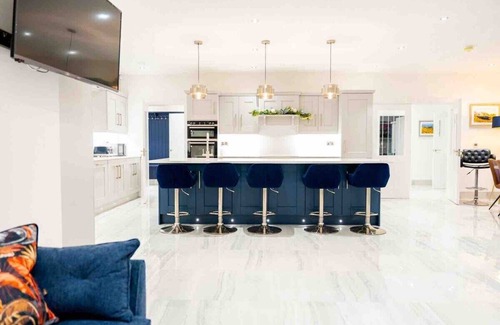 Newry House | Newtown House, with Hot Tub and Bar