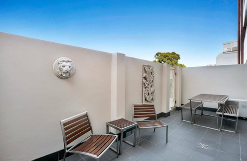 Newtown Apartment | Newtown - NTOWN - Georgina St - Great Newtown One Bedroom Apartment with Private Courtyard