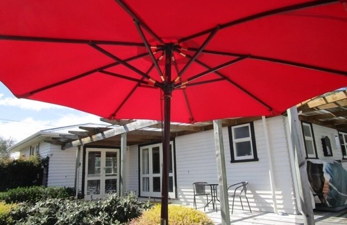Martinborough House | NewYorkNewYork: Fast Fibre, Sky&Smart TV, all Linen and Cleaning Fee included.