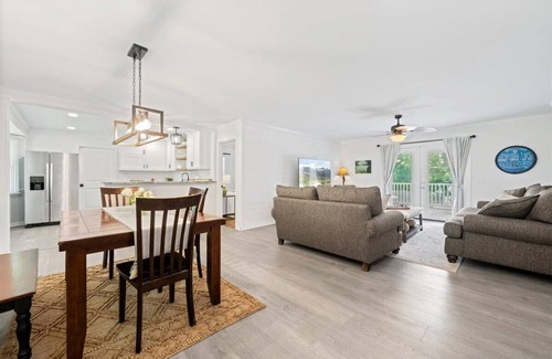 Anderson House | nExperience Serenity on Broadway Lake in this beautiful 3 bedroom home