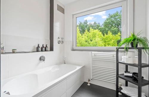 Feucht Apartment | Nexstay - Balkonapartment Deluxe mit Parkplatz nähe S-Bahnhof