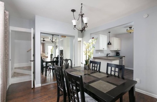 Tremont Apartment | Next 2 Christmas Story House/Tremont/5min downtown