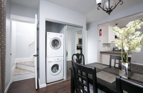 Tremont Apartment | Next 2 Christmas Story House/Tremont/5min downtown