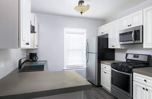 Tremont Apartment | Next 2 Christmas Story House/Tremont/5min downtown