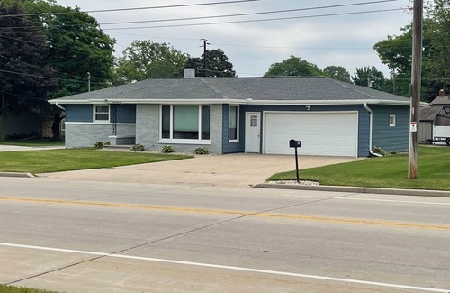 Ashwaubenon House | Next Door To Lambeau Field/Sleeps 10+