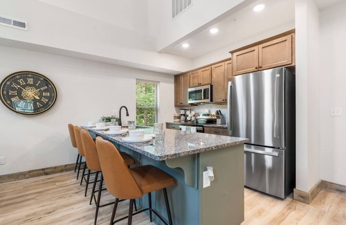 Branson House | Next-Level Vacation Getaway | King Suites, Hot Tub, Fire Pit, Free Show Tickets!