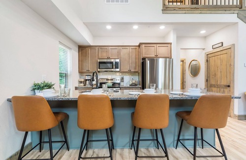 Branson House | Next-Level Vacation Getaway | King Suites, Hot Tub, Fire Pit, Free Show Tickets!