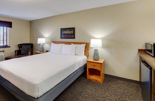 Moline Hotel | Next Mississippi River, Deluxe King Suite, Stoney Creek Quad Cities