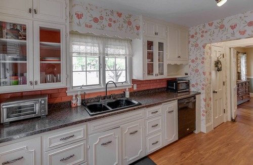 Brainerd House | Next to Gregory Park & The Hospital, Cozy, Movie Theater & More!