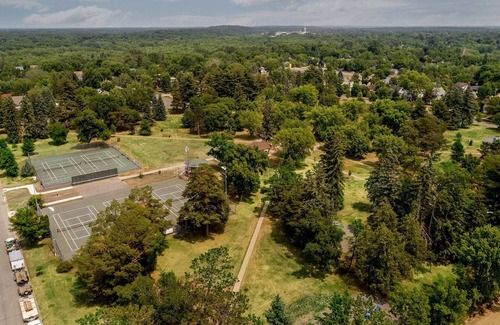 Brainerd House | Next to Gregory Park & The Hospital, Cozy, Movie Theater & More!