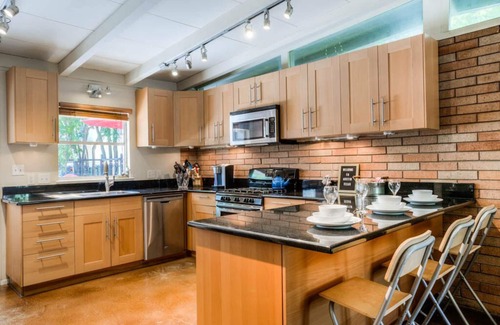 Hancock House | Next to UT, 3 Miles to Downtown, Pet- Friendly