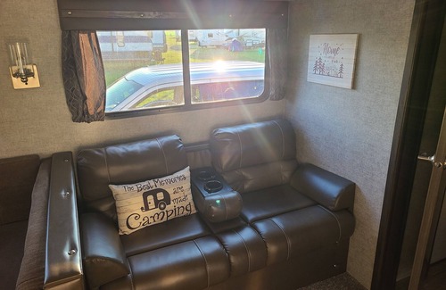 Suamico RV Rental | NFL Draft Glamping with Indoor Fireplace