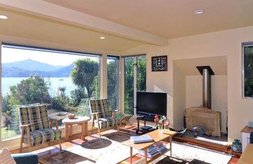 Moetapu Bay House | Ngaire's Haven - Mahau Sound Holiday Home