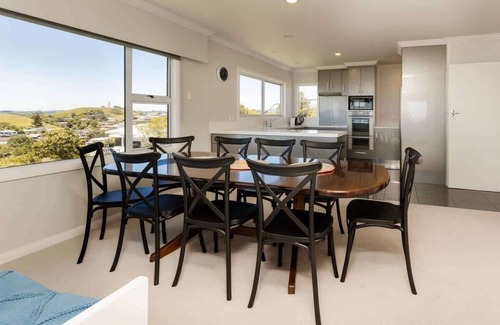 New Plymouth House | Ngamotu Vista - 5BR home with harbour views