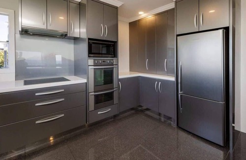 New Plymouth House | Ngamotu Vista - 5BR home with harbour views