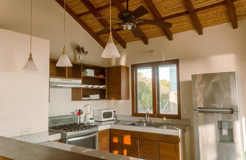 Leon House | Surf, Sun & Serenity – 2BR Beachfront Home at Playa Tesoro