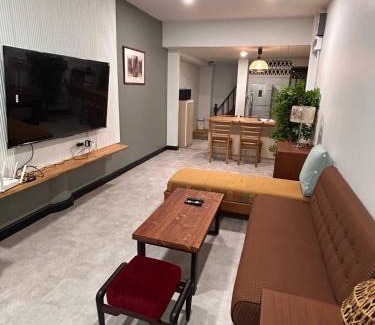 Pom Prap Sattru Phai Apartment | Ni Haus, cozy place for 4 people
